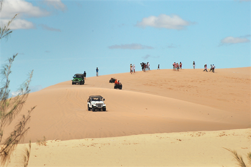 Tour Thuê xe Jeep chạy trên Đồi Cát - Bàu Trắng